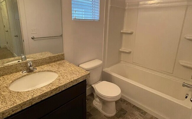 Foto del edificio - Spacious 4-Bedroom Home with Finished Basement in Taylorsville