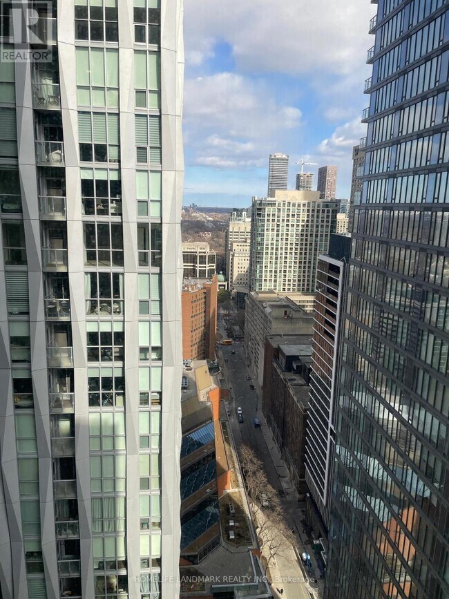 Photo du bâtiment - 11-2511 Yorkville Ave