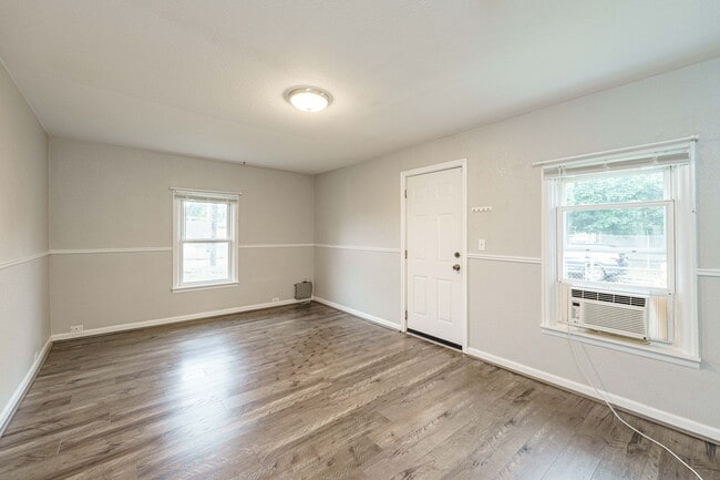 Building Photo - 2 Bedroom 1 Bath SIngle Family Home With L...