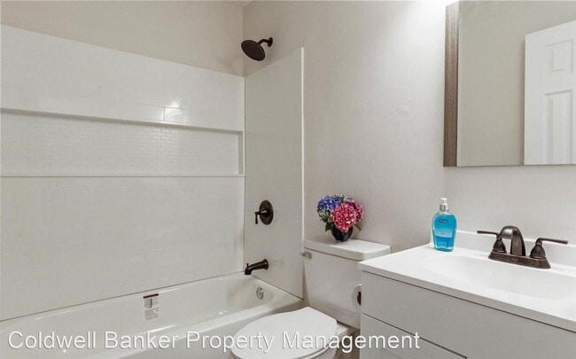 Building Photo - 3 br, 1 bath House - 825 W. 14th St