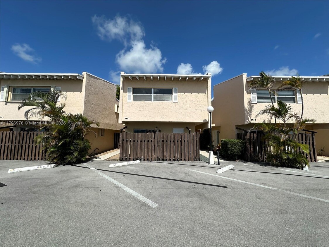 Foto principal - 8931 NE 4th Avenue Rd