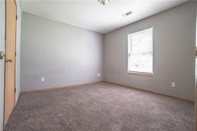 Building Photo - Freshly painted Springdale duplex!