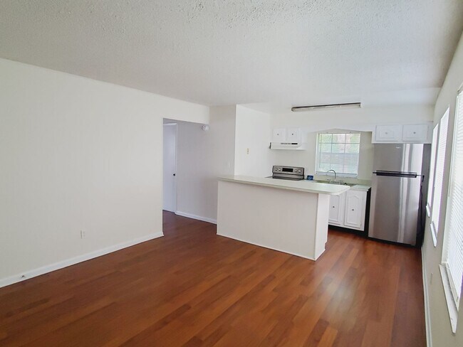 Building Photo - Updated One Bedroom, One Bath Apartment - ...