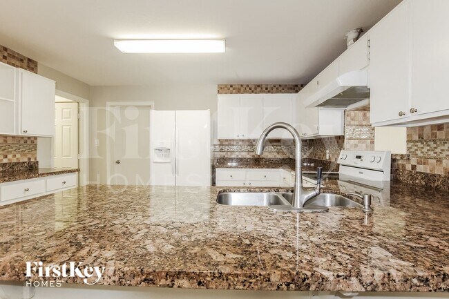 Building Photo - 2126 W San Miguel Ave