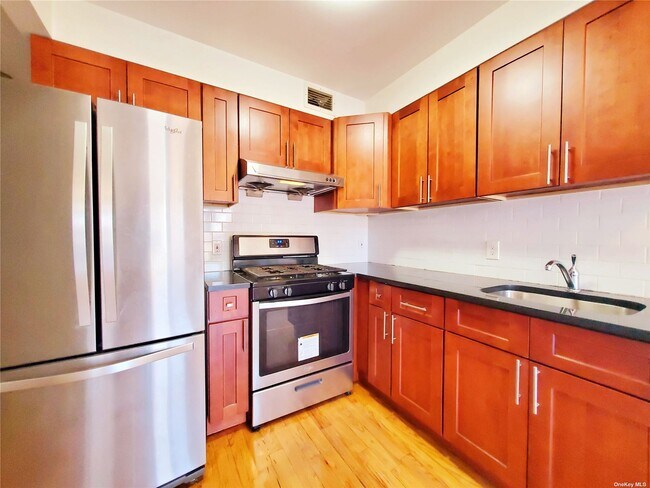 Building Photo - 31-53-53 Linden Pl