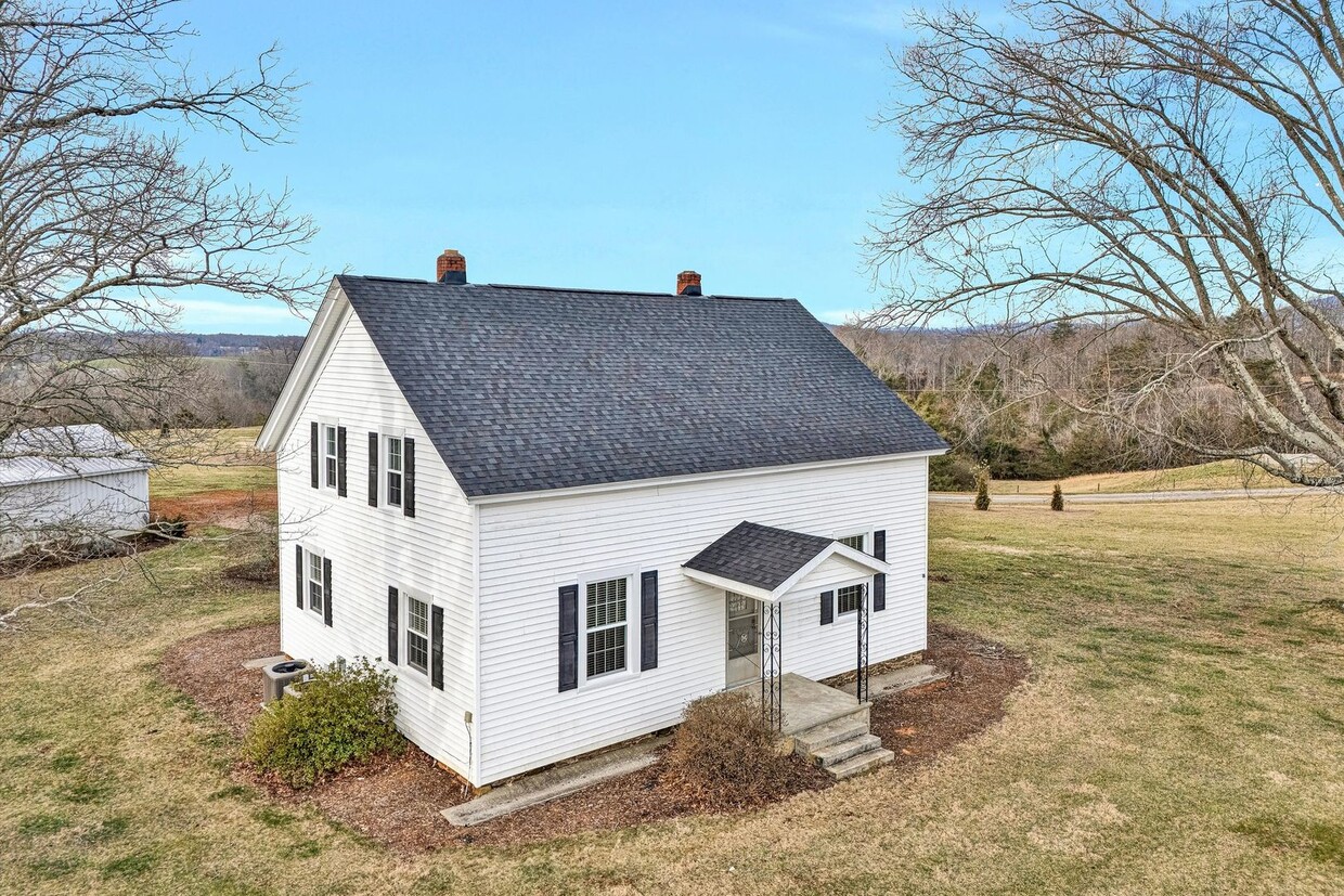 Primary Photo - Charming 5-Bedroom Farmhouse