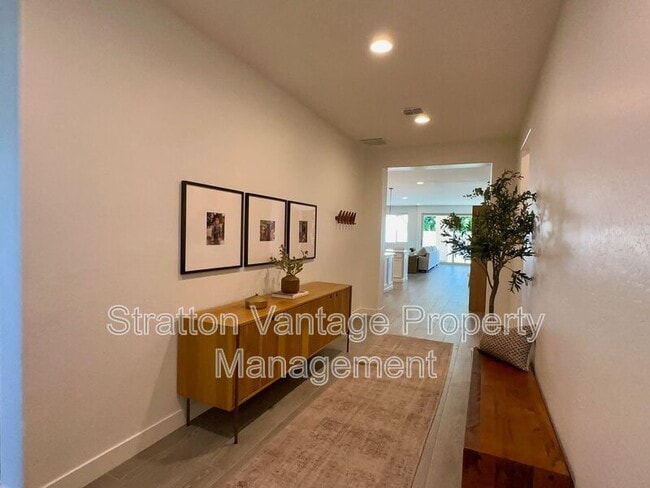 Building Photo - 23095 Via Del Oro