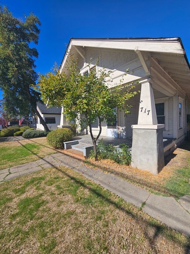 Building Photo - 1/2 OFF FIRST MONTH'S RENT! Charming 2 Bedroom with Bonus/Laundry Room