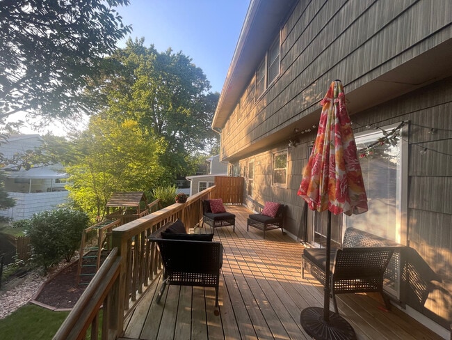 Extra large deck - lounge area - 10 Lundy Ln