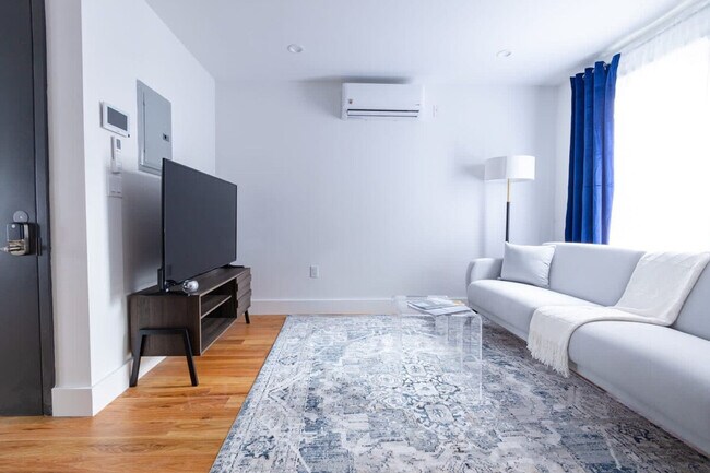 Foto del edificio - 323 Graham Ave