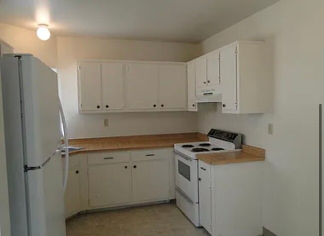 Foto del edificio - Lovely Foothills Townhouse 2br/2bth $1,400...