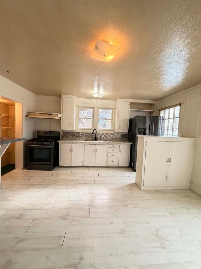 Building Photo - 1BR/1BA duplex in Joplin, MO with car shed, and extra room!!!