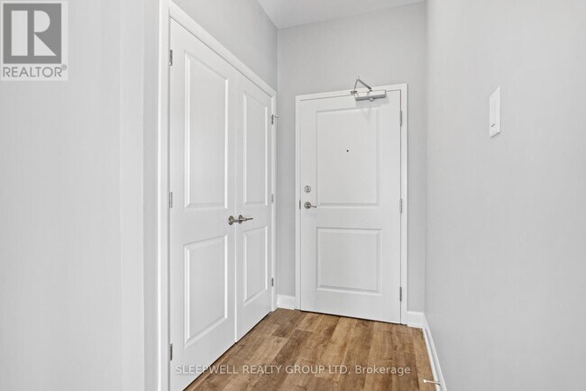 Photo du bâtiment - 979 N Russell Rd