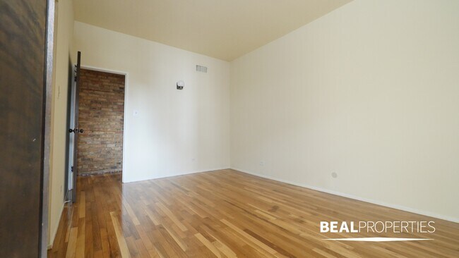 Building Photo - 558 W Wellington Ave