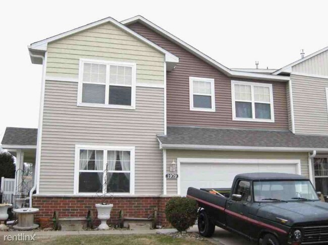 Foto del edificio - 3 br, 2.5 bath Townhome - 1979 Sierra Drive