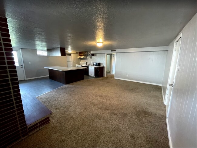 Building Photo - 223 500 S
