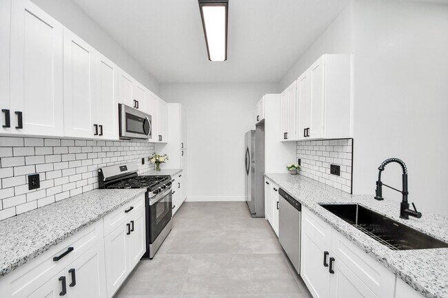 Building Photo - 15411 Town Green Dr