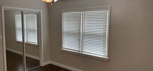 Foto del edificio - 2 bedroom 1 bath renovated pet friendly home