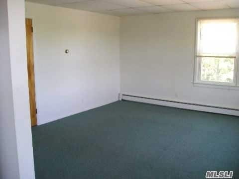 Building Photo - 19 Bellport Ln