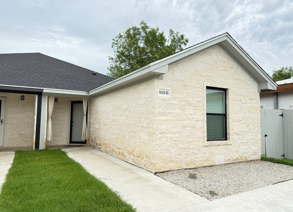 Primary Photo - Charming 3-Bedroom, 2-Bath Duplex in Waco ...