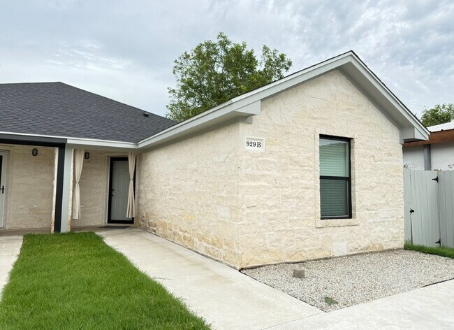 Foto del edificio - Charming 3-Bedroom, 2-Bath Duplex in Waco ...