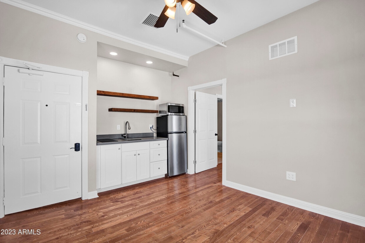 5753 W Glendale Ave Unit 204, Glendale, AZ 85301 Room for Rent in