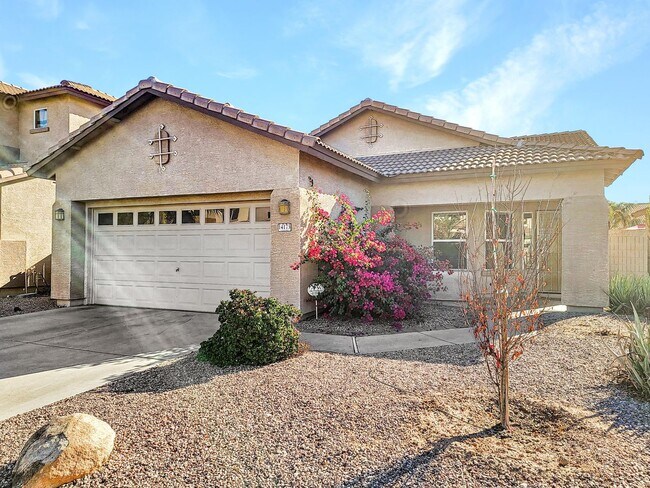 Building Photo - Palm Valley Goodyear with new flooring and...