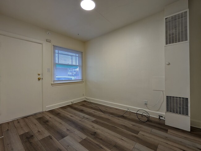 Building Photo - Charming 1 Bedroom, 1 Bath Apartment With ...