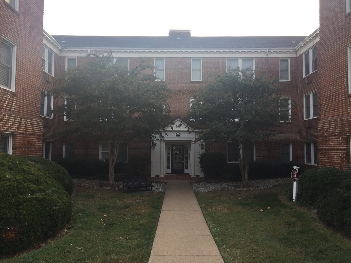 Building entrance - 906 S Washington St