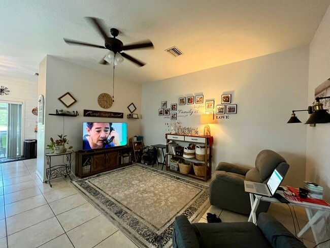 Building Photo - Beautiful Townhome