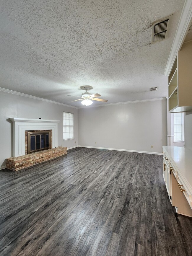 Building Photo - 420 Top Hill Dr