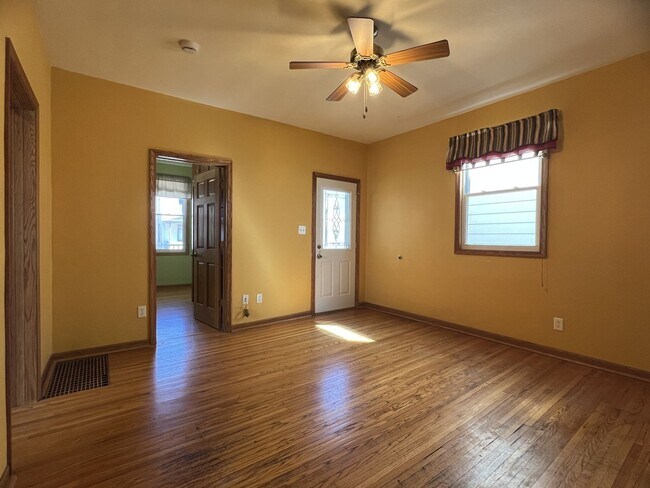 Foto del edificio - DUBUQUE:  NICE Duplex, hardwood floors, Ce...