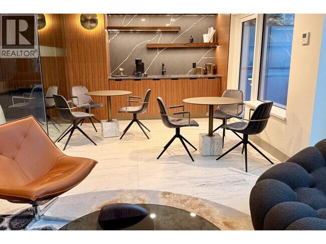 Building Photo - 423 6th St