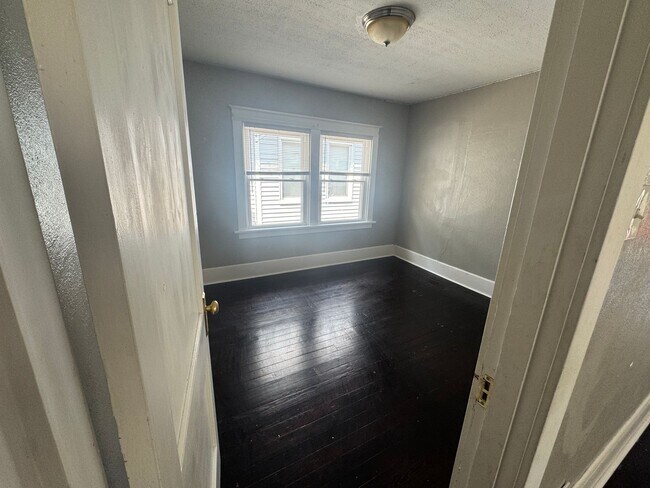 Building Photo - 3 Bedroom and 1 Bath Home With Recent Updates