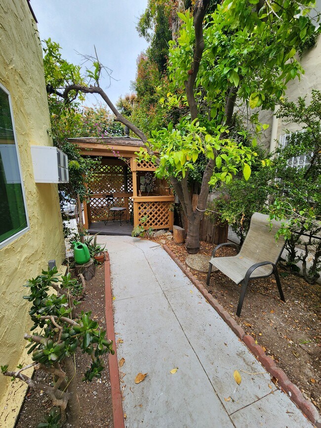 Building Photo - 2321 N Beachwood Dr