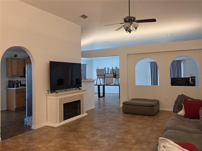 Building Photo - 2215 Kingscrest Cir