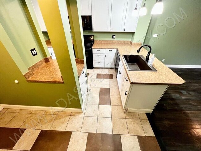 Building Photo - Lenexa Duplex, Excellent Location-AVAILABL...