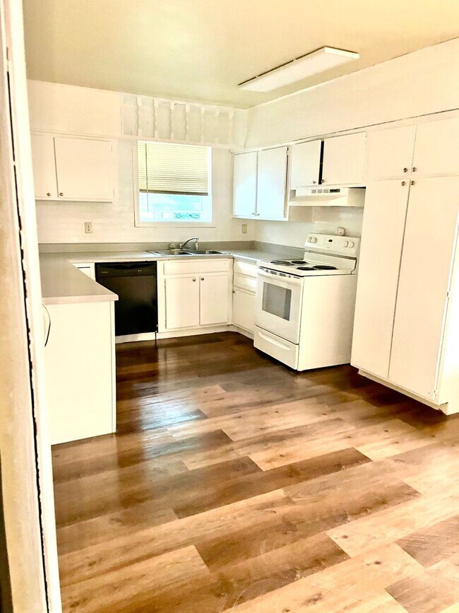 Building Photo - 1812 Rosemond- Reduced Rent!
