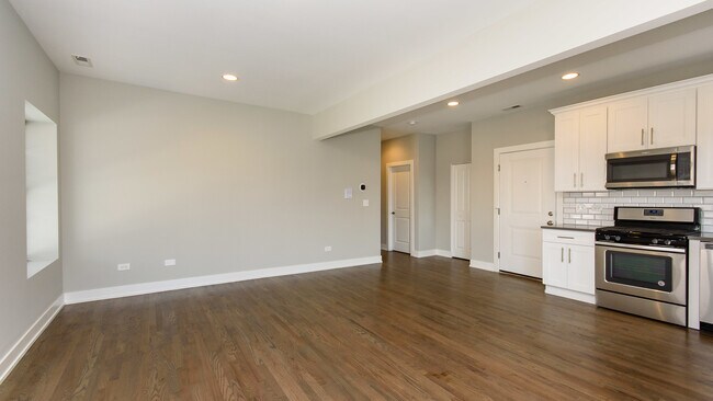 Building Photo - 4755 N Leavitt St