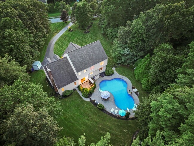 Foto del edificio - 13 Breakneck Hill Rd