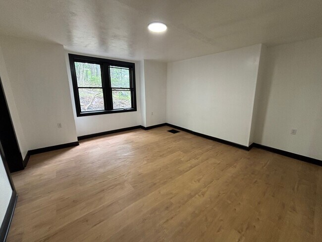 Foto del edificio - Beautiful 3 Bedroom, 2 Bathroom Home with Private Drive and Large Yard!