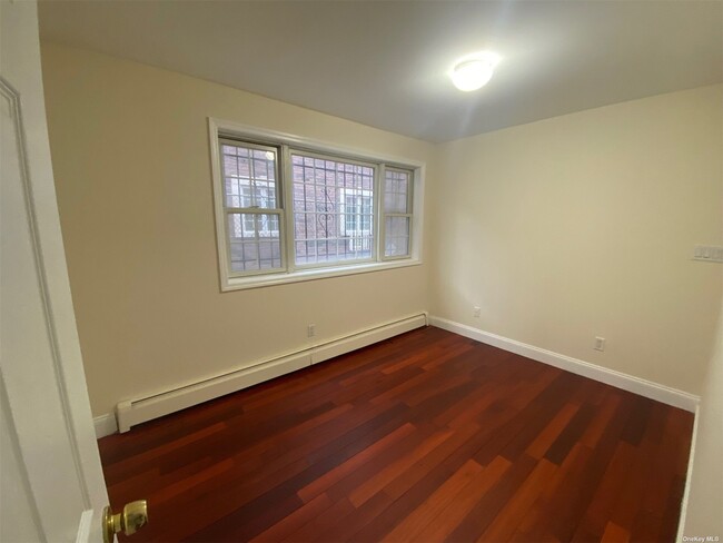 Foto del edificio - 170-28 Cedarcroft Rd