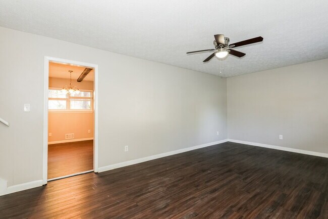 Foto del edificio - 446 Wexwood Dr