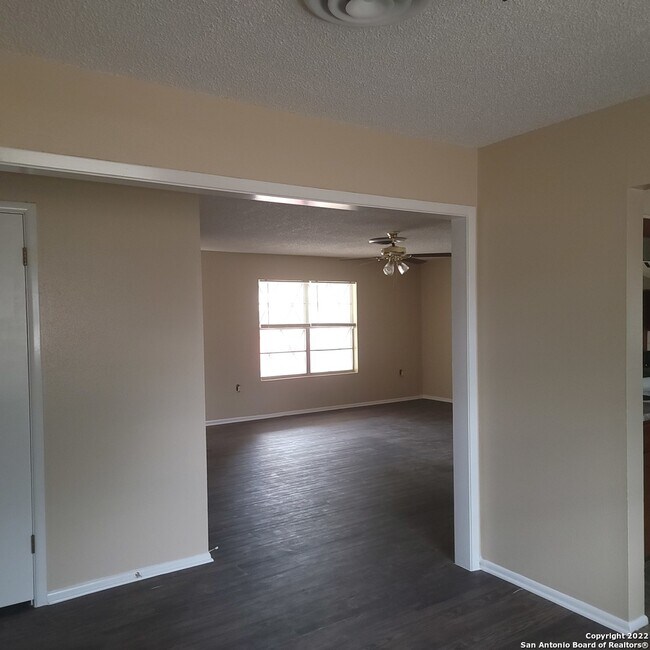 Building Photo - 926 Hillcrest Dr