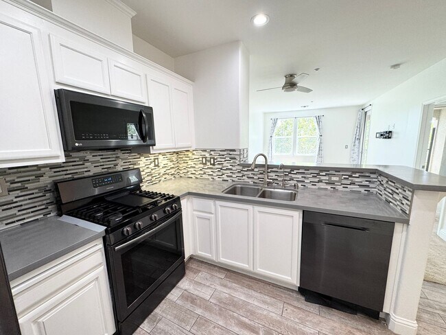 Foto del edificio - Perfect Shape Dublin Ranch Condo with quic...