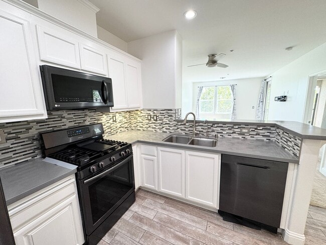 Building Photo - Perfect Shape Dublin Ranch Condo with quic...