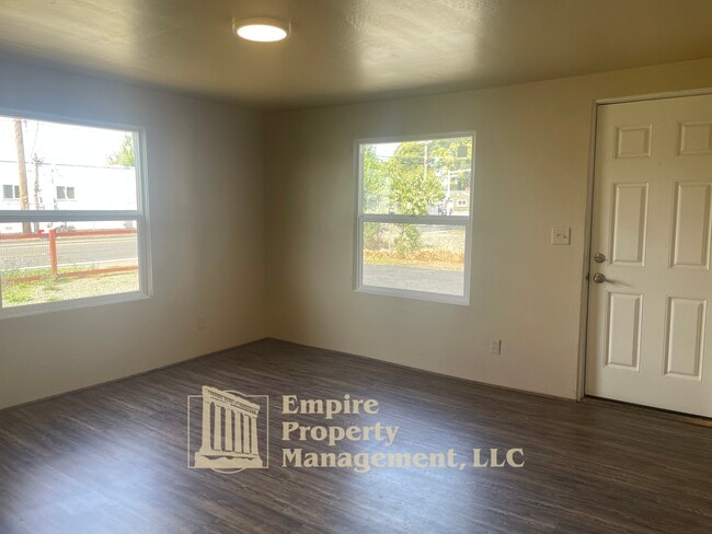 Building Photo - 173 N Seneca Rd