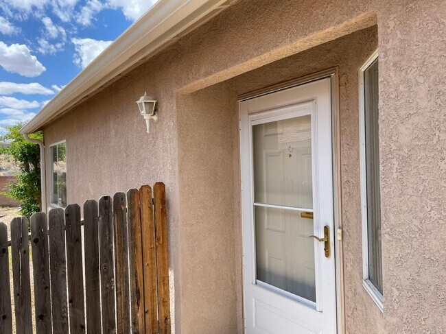 Foto del edificio - 6936 Skylar Dr NE