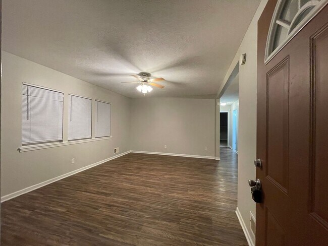 Foto del edificio - Bright all-brick Bungalow on Quiet Street-...