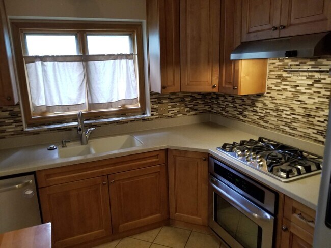 Building Photo - 918 Woodland Dr